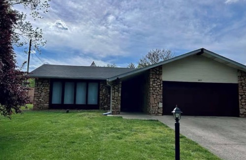 Muncie House | Mid-Century Modern charming 3-bedroom house in private, peaceful neighborhood.
