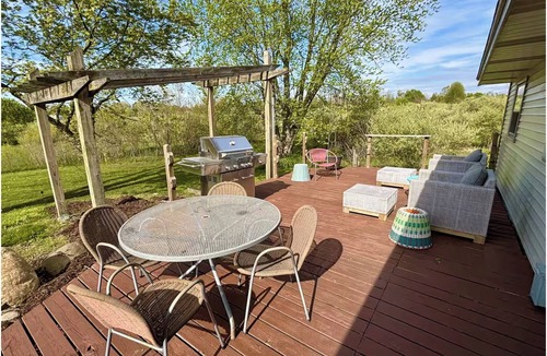 Fennville House | Mid-Century Retreat Near Beaches & Wineries - Between Saugatuck and South Haven