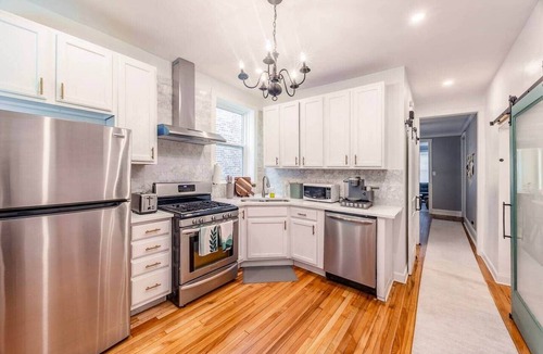 Avondale Apartment | Modern 2BR Avondale with Free Parking Near CTA