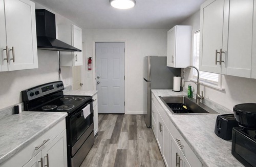 Ottawa House | Modern 2BR Home Near Toledo Hospital AC, Fiber Wi-Fi, Free Parking