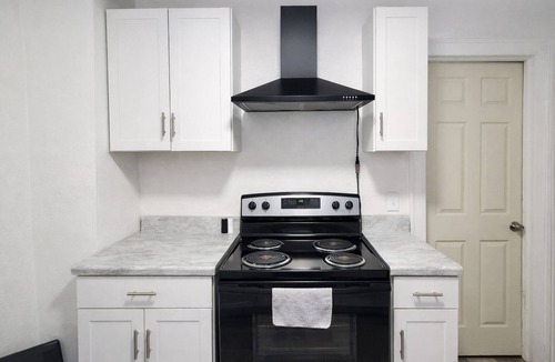 Ottawa House | Modern 2BR Home Near Toledo Hospital AC, Fiber Wi-Fi, Free Parking