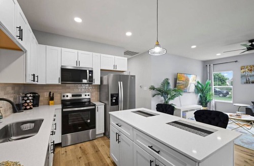 Acton House | Modern 4BR | Chef`s Kitchen + Soaking Tub · Indy