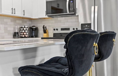Acton House | Modern 4BR | Chef`s Kitchen + Soaking Tub · Indy