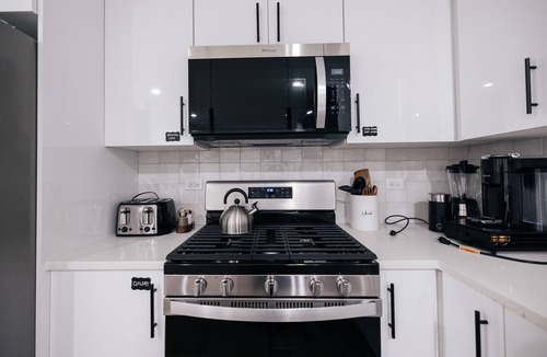 Woodlawn Condo | Modern Condo 6 Min to UChicago & Hospitals with Free Parking