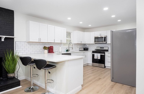 Hilliard House | Modern Elegance Spacious 4BR with Hot Tub and screened porch & Pool Table