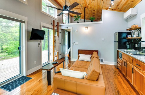 Paris Cottage | Modern Hersey Tiny Home w/Private Hot Tub!