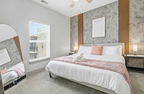 Downtown Indianapolis Apartment | Modern Indy 2BR Free Parking Pool Walk to Lucas Oil & March Madness
