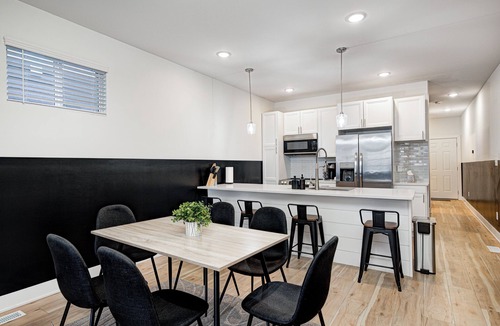 Near Northside House | Modern Indy Retreat. Minutes Away From Downtown & SoBro: An Epic Indy Getaway!