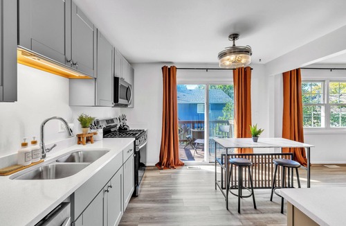 Forestview House | Modern Spacious 4BR Home Near Chicago Sleeps 10 Family & Pets Friendly