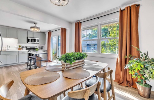 Forestview House | Modern Spacious 4BR Home Near Chicago Sleeps 10 Family & Pets Friendly