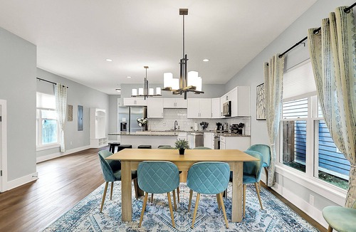 Fall Creek Place House | Modern & Spacious Downtown Master Suite Palace!