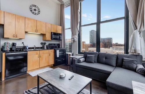 West Loop Apartment | Modern West Loop Gem-City Views & Prime Location 1