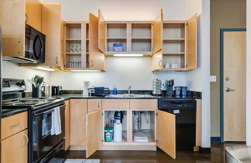 West Loop Apartment | Modern West Loop Gem-City Views & Prime Location 3