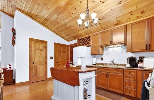 Helmsburg Cabin | Nature, Pet Friendly, Shopping, State Park, Lake Lemon, Log Cabin