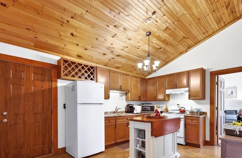 Helmsburg Cabin | Nature, Pet Friendly, Shopping, State Park, Lake Lemon, Log Cabin