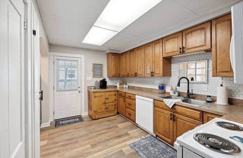Maumee House | Nautical abode Uptown Maumee by River-BLUE Side!
