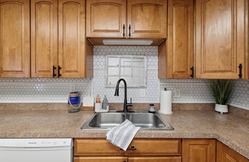 Maumee House | Nautical abode Uptown Maumee by River-BLUE Side!