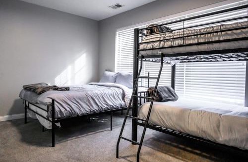 Roseland House | ND Luxury Townhome 8 min to ND Stadium!
