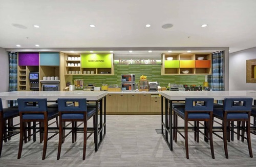 Alpine Center Hotel | Near Millennium Park: 2 Modern Studio with Kitchenette and Daily Hot Breakfast