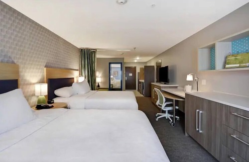 Alpine Center Hotel | Near Millennium Park: 2 Modern Studio with Kitchenette and Daily Hot Breakfast