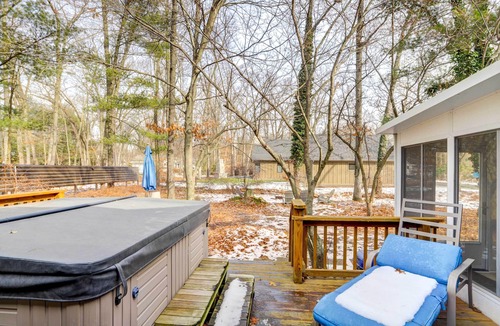 Michiana House | New Buffalo Retreat w/Private Beach Access! Sunroom, Hot Tub, Fire Pit, Grill!