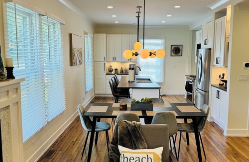 Saugatuck House | NEW! Charming Pet Friendly Modern Cottage in the Historic District of Saugatuck!
