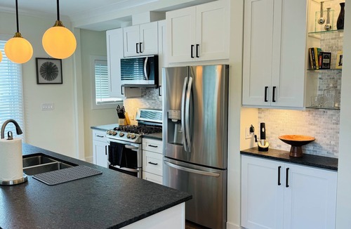 Saugatuck House | NEW! Charming Pet Friendly Modern Cottage in the Historic District of Saugatuck!