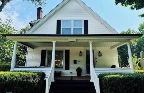 Saugatuck House | NEW! Charming Pet Friendly Modern Cottage in the Historic District of Saugatuck!