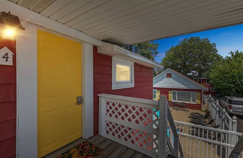 Monticello Cabin | NEW! Dave's Last Resort - Long Stay Discount - Poolside Cabin 4