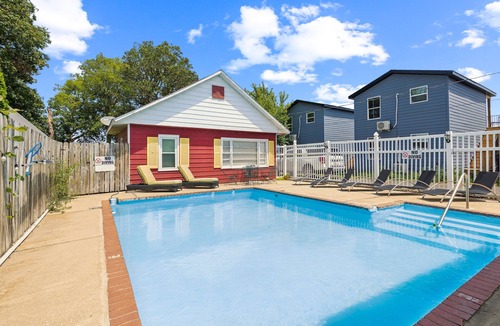 Monticello Cabin | NEW! Dave's Last Resort Poolside - Long Stay Discount - Charming Cabin 1