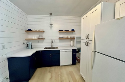 Lakeside Cottage | New Listing: perfect location, Sunshine Cottage, a cute little gem in Lakeside!