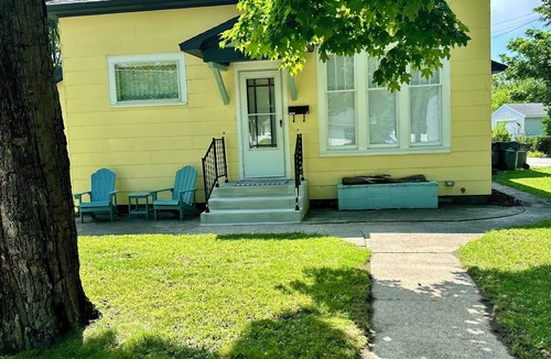 Lakeside Cottage | New Listing: perfect location, Sunshine Cottage, a cute little gem in Lakeside!