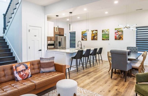 Near Eastside House | New: Luxe 4BR w-2 Car Garage + EV Charger + Rooftop