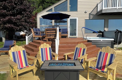 Mears House | New! Luxurious 5-bedroom home on Lake Michigan w/hot tub and lake access—Mears