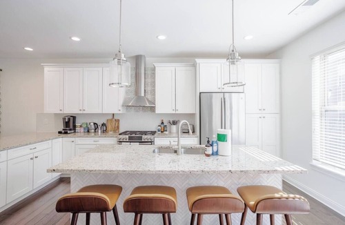 Mount Auburn House | New, Luxury 3B+Rooftop & Garage - 5 min to UC Hospital, Downtown