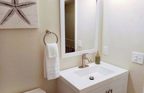 Rossford House | Newly Renovated 3BR, 1.5 Bath w/Enclosed Porch!