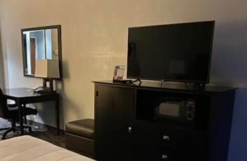 Houghton Lake Hotel | One King Bedroom | Free Breakfast | Pool, Jacuzzi, Lake Access & Near Park