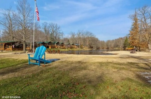 Three Oaks Cabin | One minute to beach/fishing lake! Knotty but Nice-sleeps upto 6-Pet/Kid Friendly