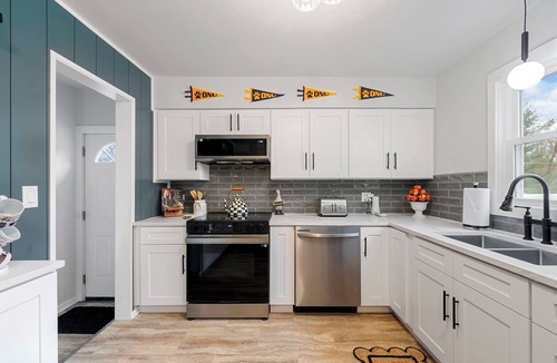 Bourbonnais Cottage | ONU Guest House presents an Elegant Cottage w/King Bed, Arcade, Gym & Theater