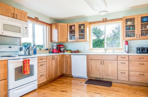 Montague Cottage | Panoramic Lake Michigan Vistas with Beach Access