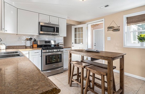 Hickory Corners House | Peaceful & Private Lake House with Amazing Sunsets