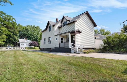 Manistee House | Pet Friendly 3 Bed house close to everything!