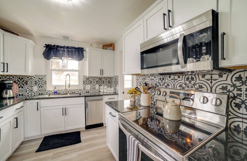 La Porte House | Pet Friendly w/Yard! Modern La Porte Home By Dtwn