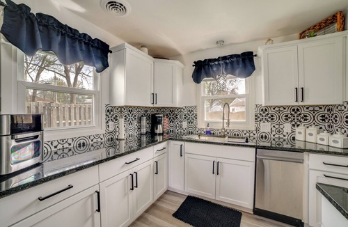 La Porte House | Pet Friendly w/Yard! Modern La Porte Home By Dtwn