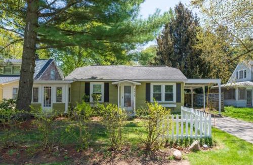 Douglas House | Piccolo Cottage - Great Location - Walking distance to Douglas Beach!