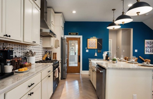 Fountain Square House | Pregame Palace | Hot Tub HGTV Garage Parking Pets
