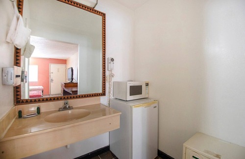 Elkhart Apartment | Premium King Bed | Daylight Inn Elkhart I-90, IN
