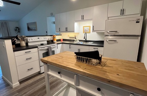 Holland House | Private 3 Bedroom home, close to Holland and Saugatuck