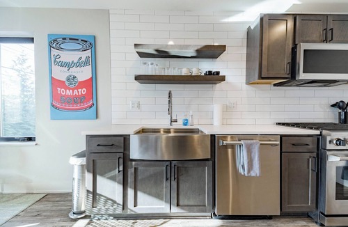 Burns Park Condo | Private 3BR Residence | Modern Condo near U of M Stadium | Sleeps 6