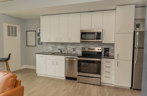 Downtown House | Private Balcony Abstract Apt Dwtn GR w/parking and King Bed